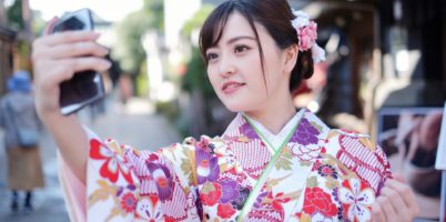 美白加工アプリを使う女性